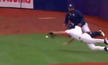 ¿La atrapada del año? Recogepelotas de los Rays se sorprende con habilidades en pleno partido