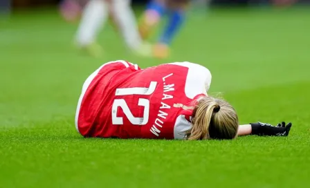 Frida Maanum, del Arsenal Femenil, se desploma durante la Final de la Copa de la Liga