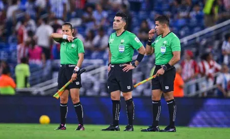 ¡Inaceptable! Afición de Rayados amenaza de muerte a árbitro tras derrota ante Chivas