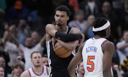 NBA multa a Wembanyama por lanzar balón a las gradas mientras festejaba