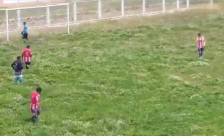 ¡Ni en el potrero! Partido en Perú se vuelve viral debido al mal estado de la cancha