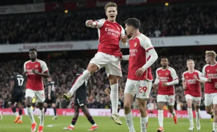 Arsenal desaloja a Liverpool de la cima tras vencer a Luton Town