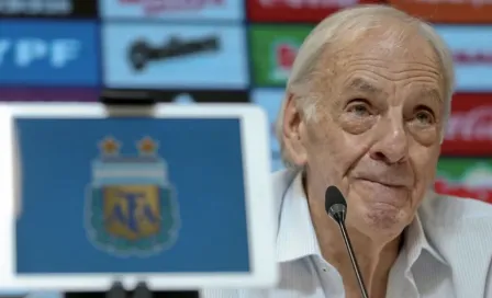 César Luis Menotti hospitalizado por severa anemia; fuentes lo reportan estable