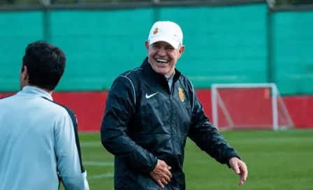 ¡En el barco del 'Vasco'! Aficionados del Mallorca dedican manta a Javier Aguirre 