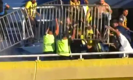 ¡Inaceptable! Aficionados de Rosario Central tiran vallas del estadio contra seguidores de Peñarol