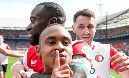 ¡Paliza! Feyenoord golea al Ajax en el Clásico Neerlandés; Santiago Giménez dio una asistencia 