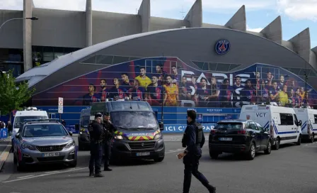 Ultras del PSG lanzan pirotecnia para molestar a jugadores del Barcelona en su hotel