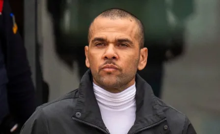 Dani Alves paga los 150 mil euros que el padre de Neymar le prestó mientras estaba en la cárcel