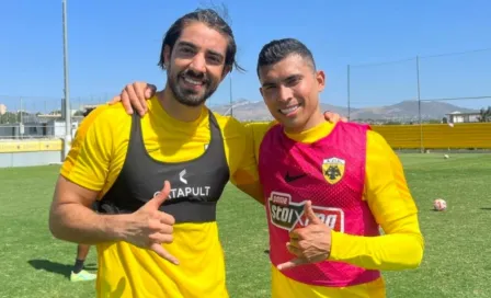 Orbelín Pineda ‘baila’ a Rodolfo Pizarro en entrenamiento del AEK Atenas