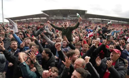 ¡Están viviendo el sueño, Sr. Pool! Aficionados invaden campo tras ascenso de Wrexham de Ryan Reynolds