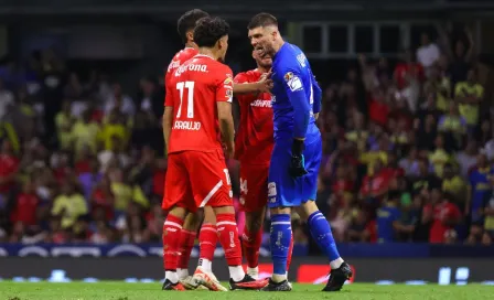 Tiago Volpi y Maxi Araujo se hacen de empujones en pleno juego contra América