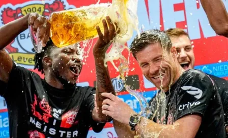 Jugadores de Leverkusen bañaron de cerveza a Xabi Alonso en plena conferencia