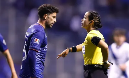 Revelan audios entre el VAR y Katia Itzel García en polémico penal del Cruz Azul Puebla