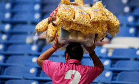 Reportan cucarachas en los alimentos del Estadio Cuauhtémoc 