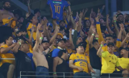 Aficionado de Tigres orina en vaso y lo arroja a seguidores de Rayados en Clásico Regio