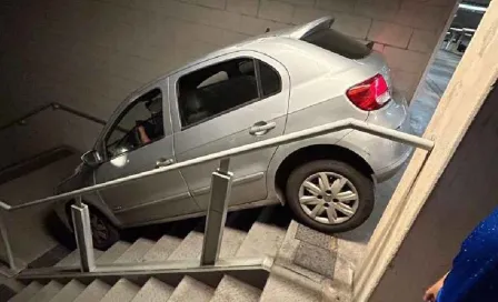 ¿Se equivocó de entrada? Aficionado del Cruzeiro atora su coche en las escaleras del estadio