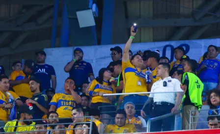 Liga MX vetó de por vida a aficionado que lanzó orines y a seguidora que aventó cerveza a Gignac