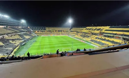 ¡Todo por el equipo! Aficionados hacen 'magia negra' afuera del estadio de Peñarol