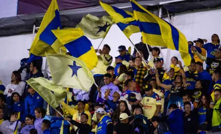 Aficionados del América llevan serenata al hotel de concentración en Puebla