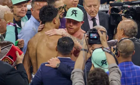 Canelo vence a Munguía por decisión unánime y mantiene sus títulos en Las Vegas