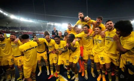 Jugador de Borussia Dortmund sufrió caída durante festejo tras victoria ante PSG