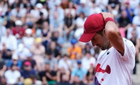 ¡Protegido! Djokovic utilizó un casco en el Masters de Roma tras incidente con botella