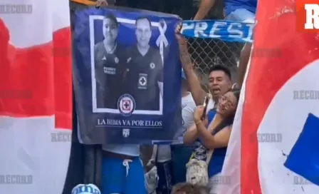 Afición de Cruz Azul homenajea a Paco Villa y José Armando previo al duelo ante Pumas