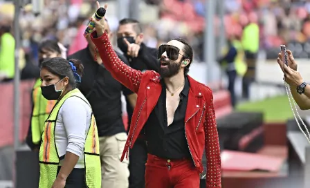 Jay de la Cueva, invitado especial de los Diablos Rojos para lanzar la primera bola vs Pericos