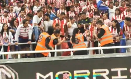 Nene Beltrán da balonazo a personal de seguridad en la previa de Chivas vs América