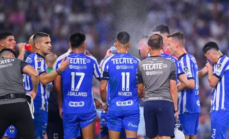 Jugadores de Rayados son 'fumigados' con agua por altas temperatura 