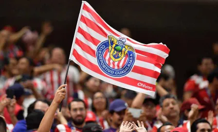 ¡Apoyo incondicional! 500 aficionados llevaron Serenata a Chivas previo el Clásico de Semifinales