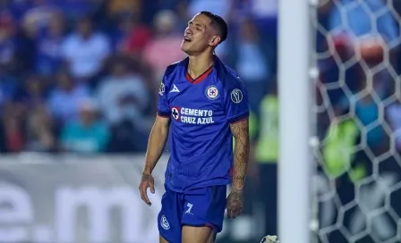 ¡No lo perdonan! Afición de Chivas 'revienta' a Uriel Antuna en el hotel de concentración