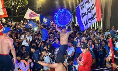 ¡Equipo y afición unidos! 600 aficionados de Cruz Azul llevaron serenata a los jugadores