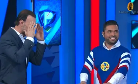 ¡Como un caballero! Omar Villarreal paga apuesta y se pone playera del América en programa 