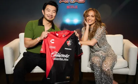 Jennifer López y 'Shang-Chi' posaron con la playera de Atlas para promover su nueva película