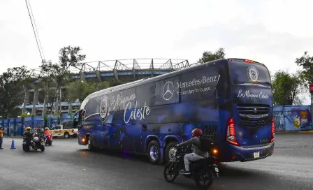 Cruz Azul recibe 'bienvenida hostil' en su llegada al Estadio Azteca