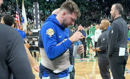 ¡Alerta para los Mavs! Luka Doncic fue vendado del abdomen y rodilla previo al Juego 2