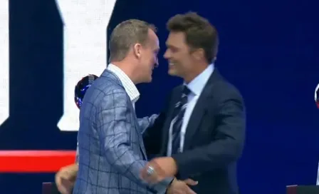 Peyton Manning sorprende a Tom Brady en su ceremonia de inducción al Salón de la Fama