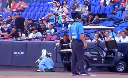 ¡Momentos sublimes! Minion sale volando tras chocar en carrito de golf en el estadio de Sultanes