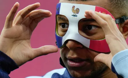 Tras fractura en la nariz, Kylian Mbappé entrena con máscara con la bandera de Francia