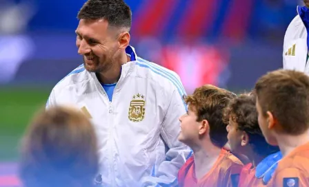 Lionel Messi 'repartió' autógrafos a niños durante la ceremonia de himnos de Copa América