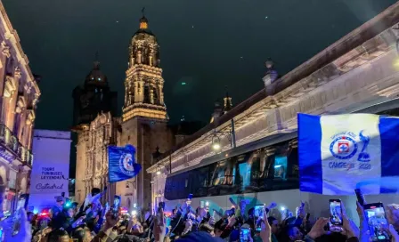 Cruz Azul desata la locura en su llegada a Zacatecas para disputar la Copa por la Paz