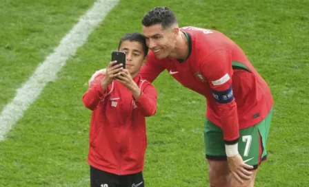 Cristiano muestra su humildad y recibe a pequeño qué invadió el campo en el Portugal vs Turquía