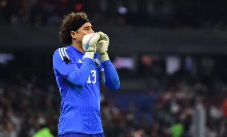 Guillermo Ochoa presume la nueva playera del América