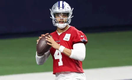 ¡Alarmas en Dallas! Dak Prescott es visto con una protección en el tobillo derecho