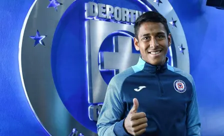 ¡Fiel a los colores! Luis Romo puso a sus hijos el jersey de Cruz Azul apenas llegó a CDMX