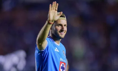 ¡Uno vuelve a donde fue feliz! Santiago Giménez regresó con Cruz Azul para el inicio del Apertura 24