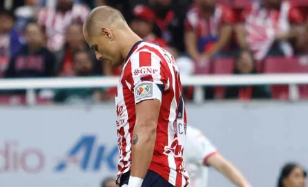 Chicharito Hernández fue abucheado por la afición de Chivas al salir de cambio