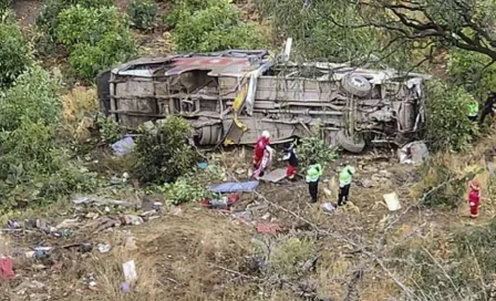 Cae autobús en los Andes peruanos; al menos 20 muertos