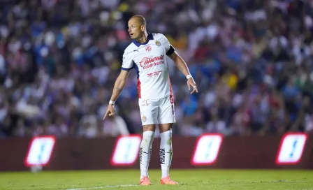 ¡Palmas! 'Chicharito' Hernández le regala su playera a un pequeño aficionado de Chivas 